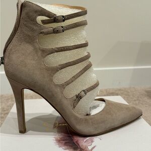 Jessica Simpson Cyndee pointy toe suede in 9.5